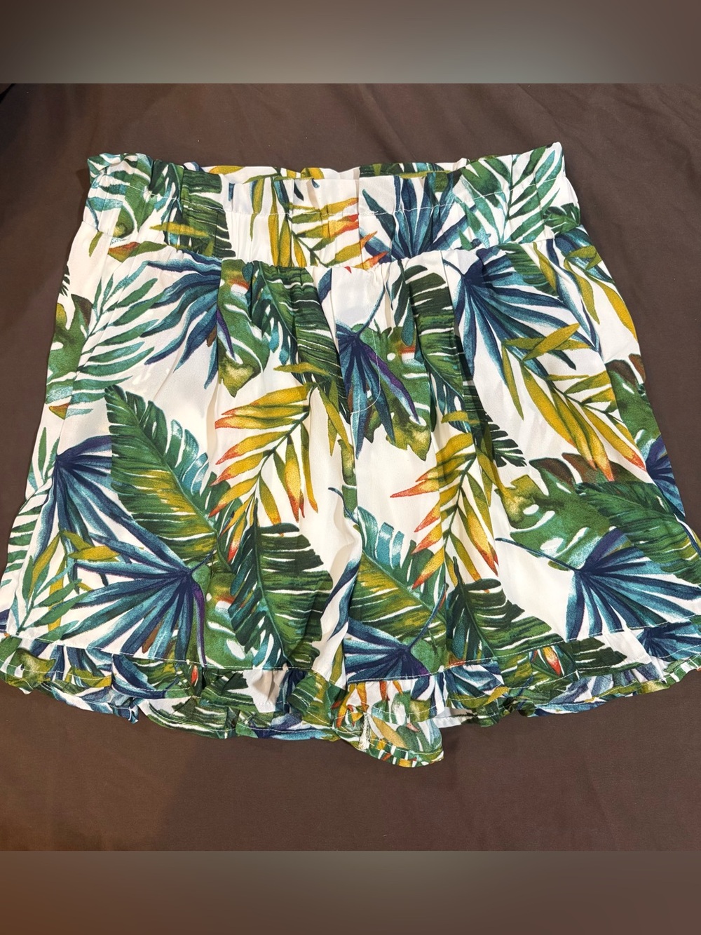 Tropical Leaf Print Women’s Elastic Waist Shorts - White Green